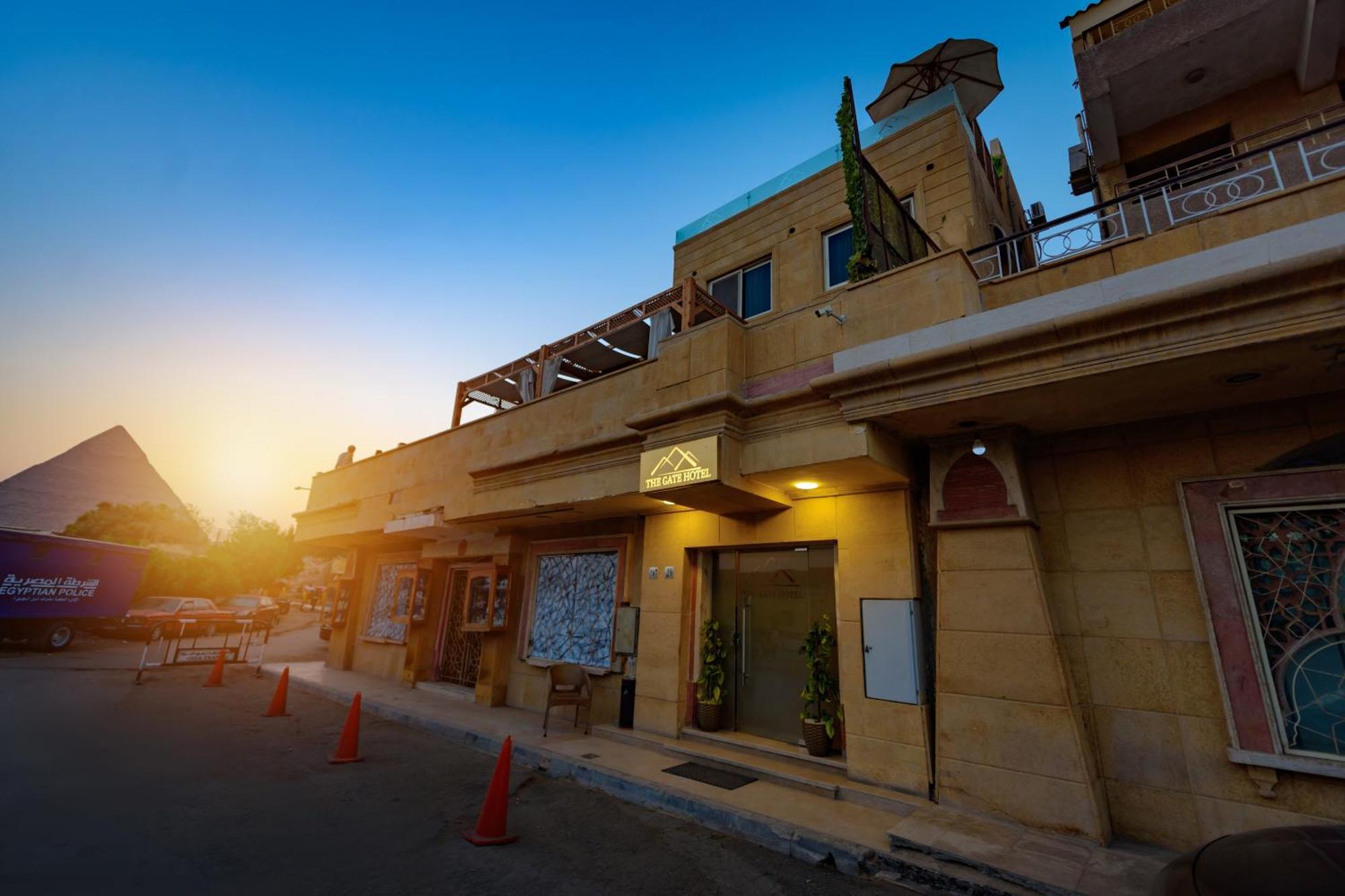 The Gate Hotel Front Pyramids & Sphinx View Kafrat al Jabal Exterior photo