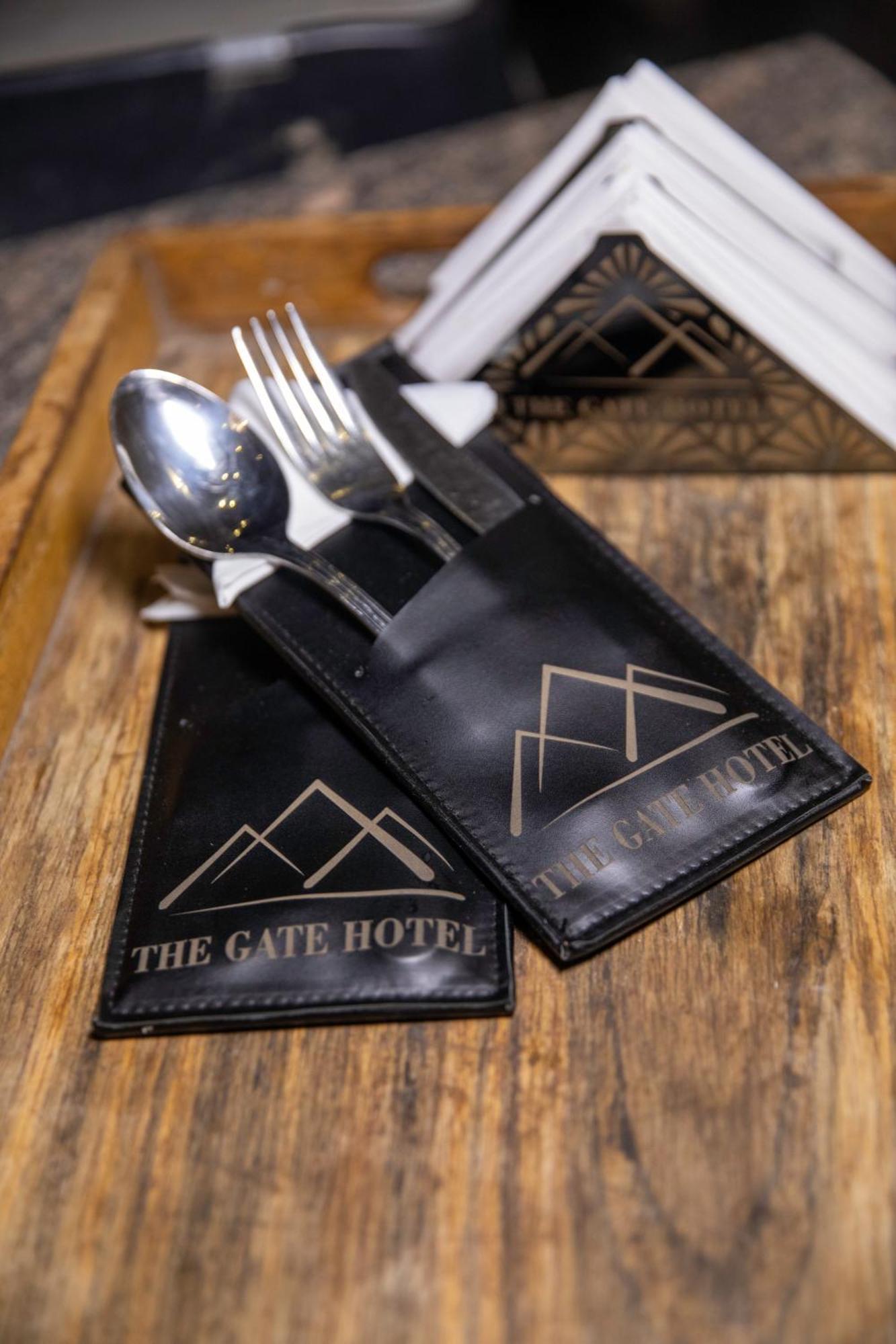The Gate Hotel Front Pyramids & Sphinx View Kafrat al Jabal Exterior photo